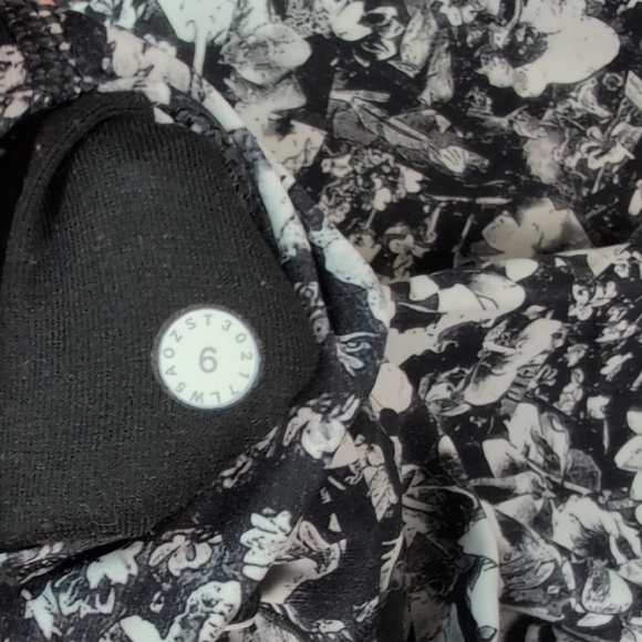 lululemon athletica Monochrome Floral Leggings - Picture 6 of 6
